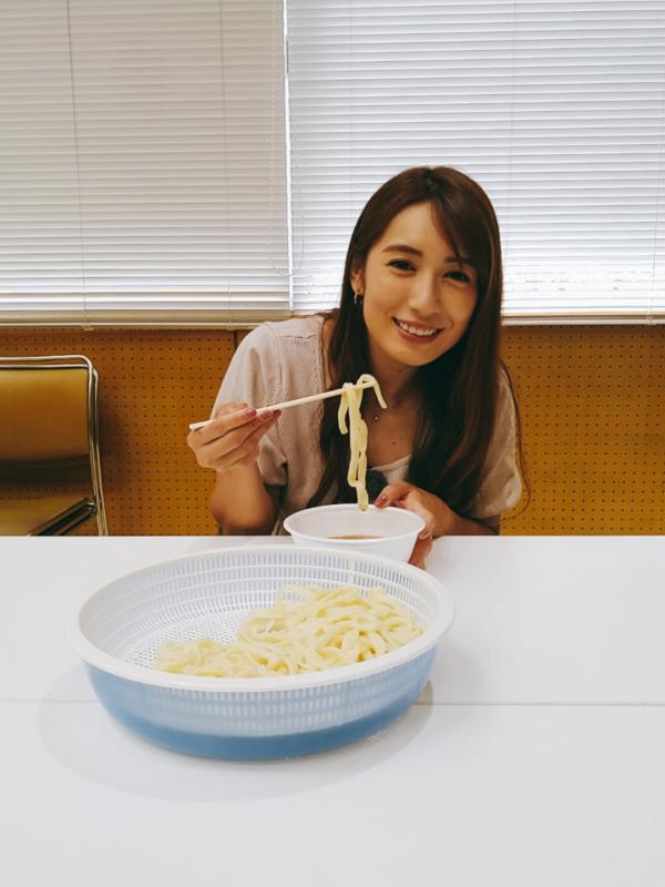 加須うどんを食べる才木玲佳リポーターの写真