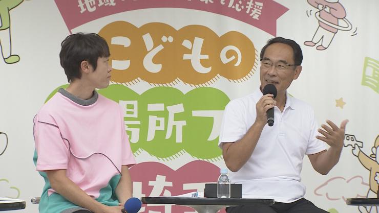 よしお兄さんと大野知事がトークしている写真