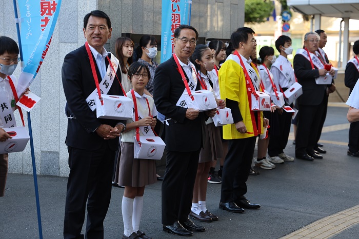 令和5年度赤い羽根共同募金の街頭募金で記念撮影する知事の写真