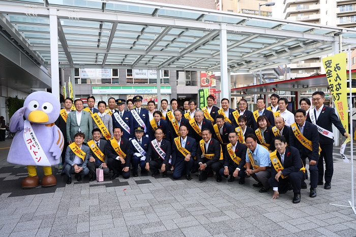 令和5年度埼玉県防犯のまちづくり街頭キャンペーンで記念撮影する知事の写真