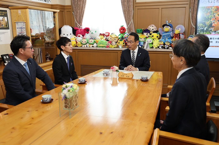 子供用自転車ヘルメットの寄附目録贈呈式で歓談する知事の写真