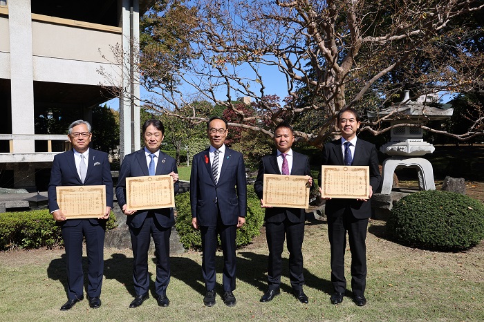 令和5年度彩の国みどりの優秀プラン賞表彰式で記念撮影する知事の写真