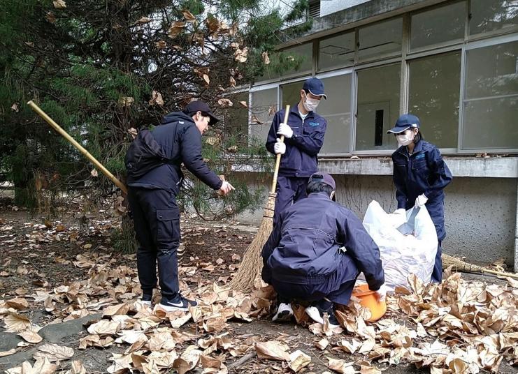 さいたま桜高等学園の生徒が清掃実習をする様子