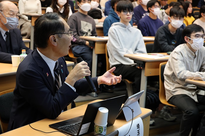 知事と埼玉大学学生の意見交換会