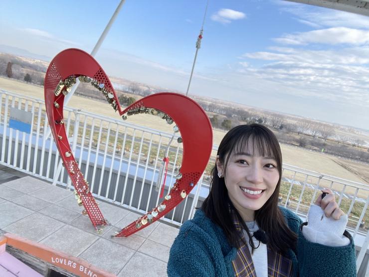 道の駅かぞわたらせで写真を撮る松井咲子