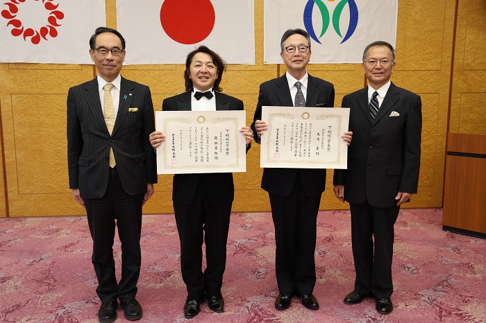 令和5年度下總皖一音楽賞表彰式で記念撮影する知事の写真