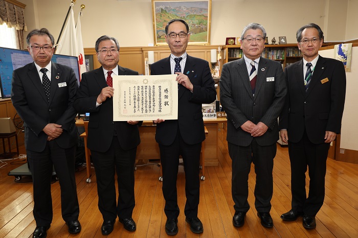 農業分野における気候変動対策及び本県農業の振興への寄附に対する感謝状贈呈式で記念撮影する知事の写真