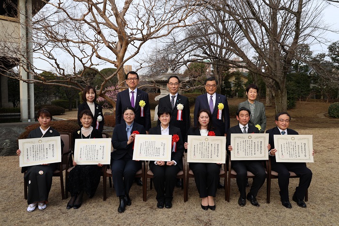 令和5年度埼玉県荻野吟子賞表彰式で記念撮影する知事の写真