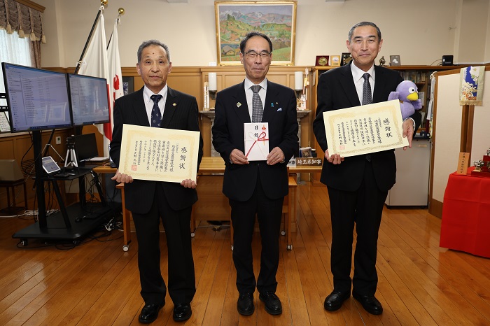 交通遺児援護基金及び交通安全対策事業への寄附に対する感謝状贈呈式で記念撮影する知事の写真