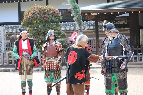 写真：広場での着用指導