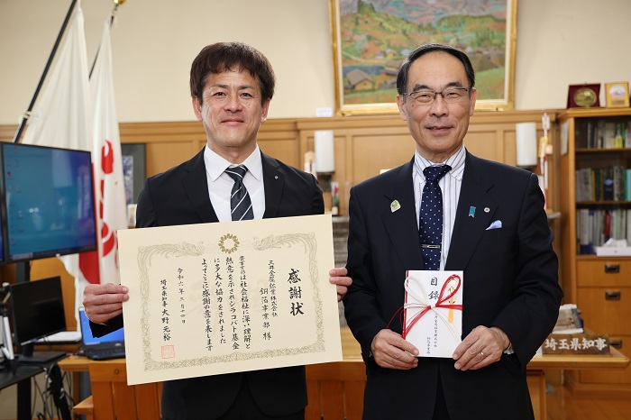 シラコバト基金感謝状贈呈式（3月14日開催）で記念撮影する知事の写真