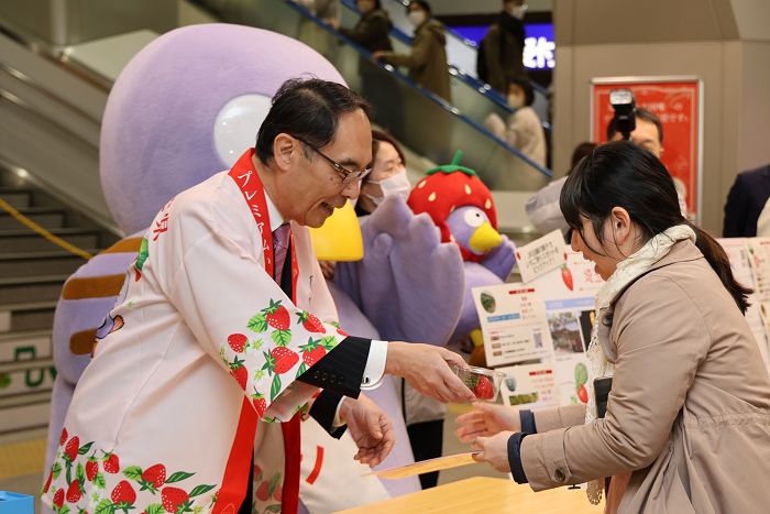 第2回「プレミアムいちご県」認定セレモニーでいちごを手渡す知事の写真