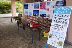 プレゼント引き換え会場と書いてある立て看板とその奥にはプレゼントが置いてあるテーブルの写真。