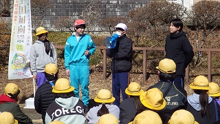 閉会式で各校の代表者が感想をしゃべっている。