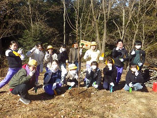 自分たちで植えたサクラと一緒に記念撮影。