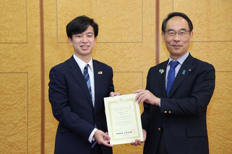 男性と二人で写真に写る知事の写真