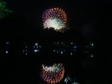 舟遊池に映る花火