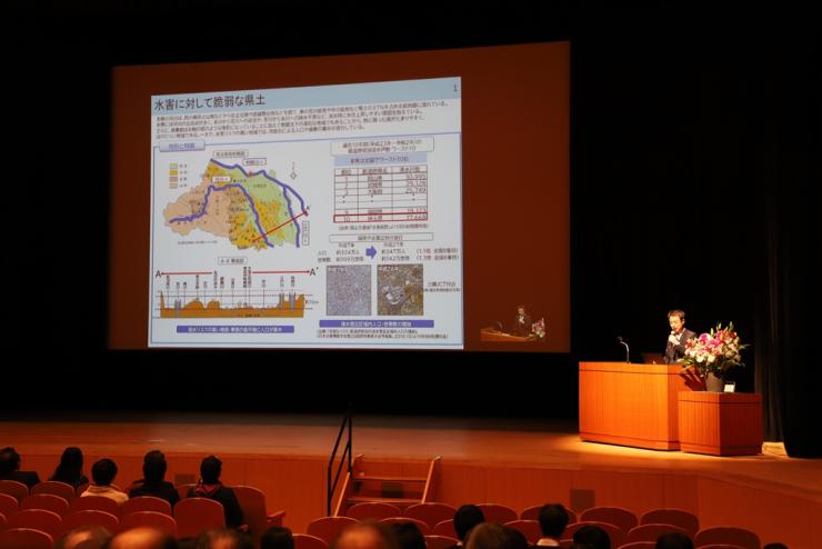 昨年度の川の再生交流会の様子（基調講演）