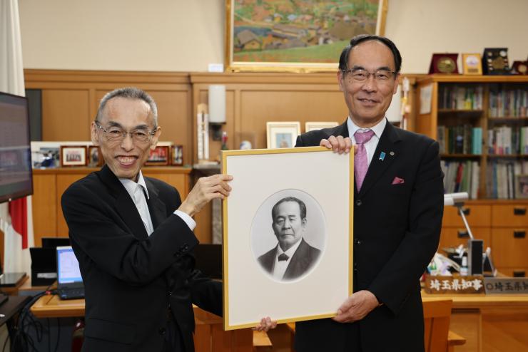 国立印刷局理事長と記念撮影をする知事の写真