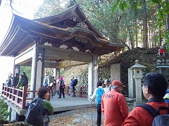 奥宮遥拝殿の様子。多くの登山客で賑わっている。