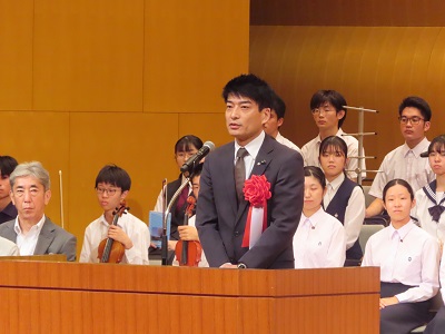 祝辞を述べる議長の写真