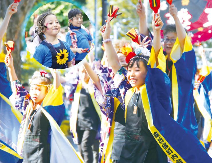 よさこい鳴子踊りをするこどもたちの写真