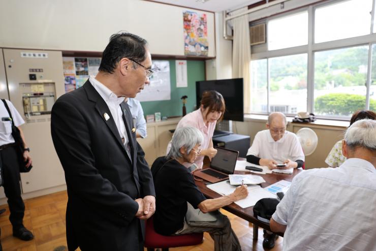 ふれあい訪問（秩父地域）で長若集学校を訪問する知事の写真