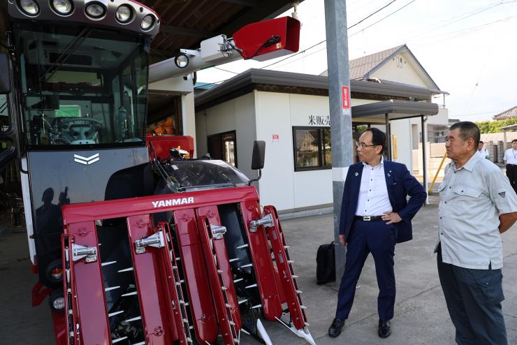 ふれあい訪問（利根地域）で有限会社神扇農業機械化センターを訪問する知事の写真