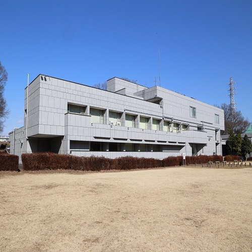 県立嵐山史跡の博物館の建物の外観の写真