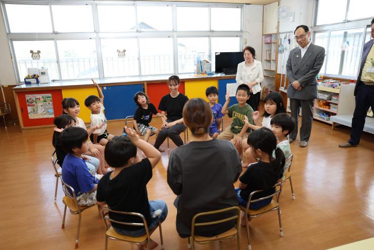 ふれあい訪問（北部地域）で社会福祉法人東方会東光保育園を訪問する知事の写真