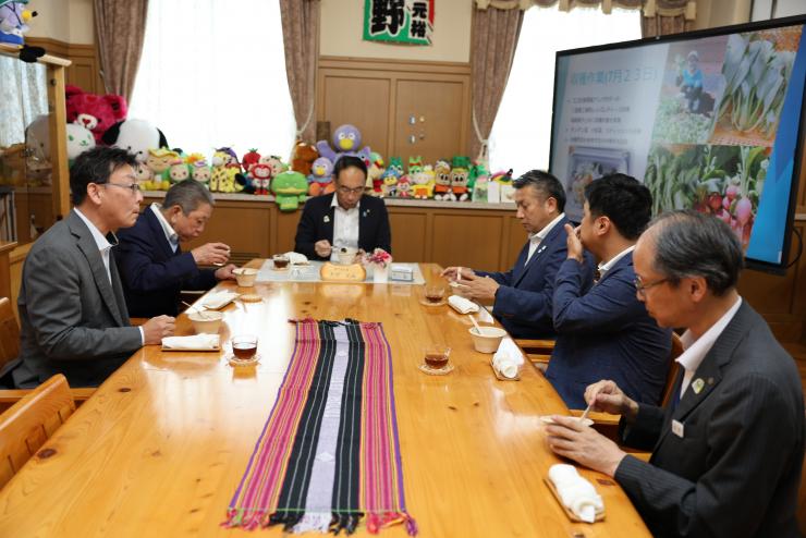 埼スタフードプロジェクトで会食する知事の写真