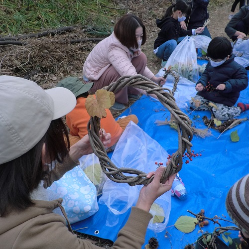 リース作りをしている写真