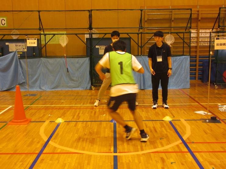 体育館で参加者が躍動感たっぷりに反復横跳びをしている様子