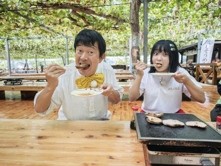 アキラ100%さんとアンゴラ村長がしいたけを食べる様子の写真