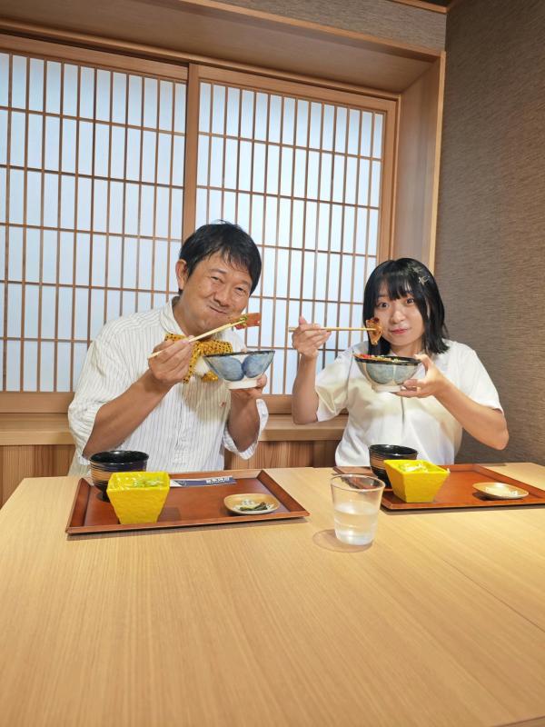 アキラ100%さんとアンゴラ村長が秩父名物の豚味噌丼を食べる様子の写真