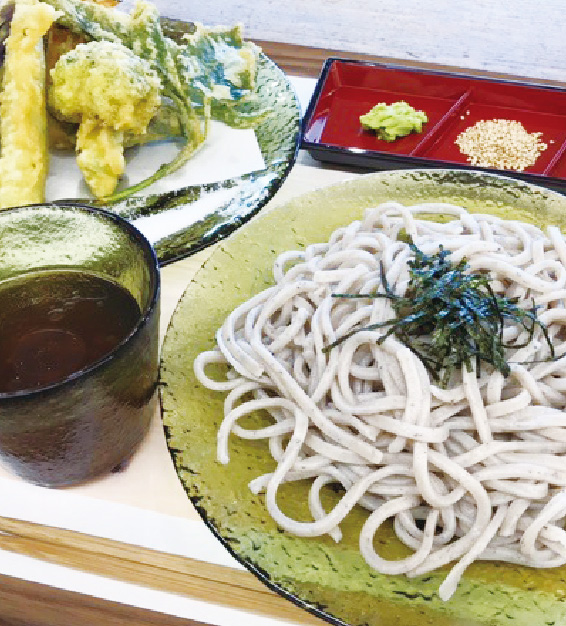 ちょっくまのうどんの写真：鳩山町の黒豆が練りこまれたうどんとてんぷら