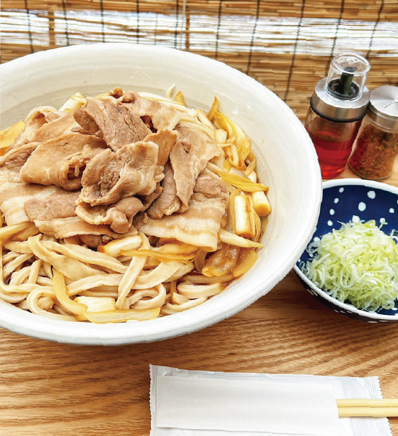 越ヶ谷のうどんの写真：肉とねぎがのったうどん