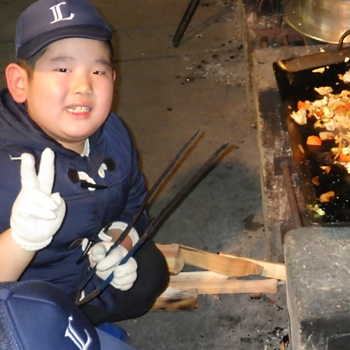 野外炊事をしている写真