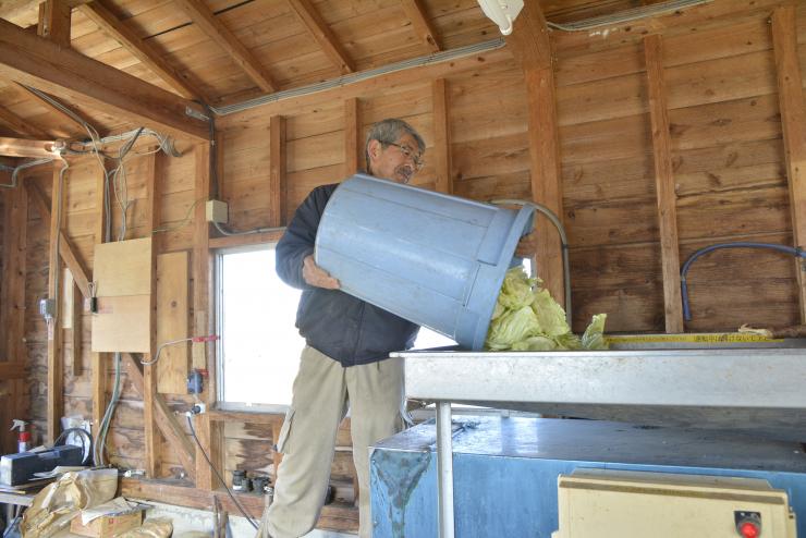 バイオガスプラントへの食品残さの投入作業