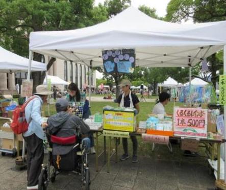 中庭での販売の様子