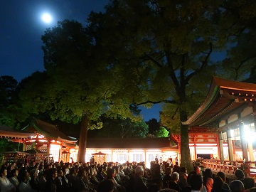 月夜の境内