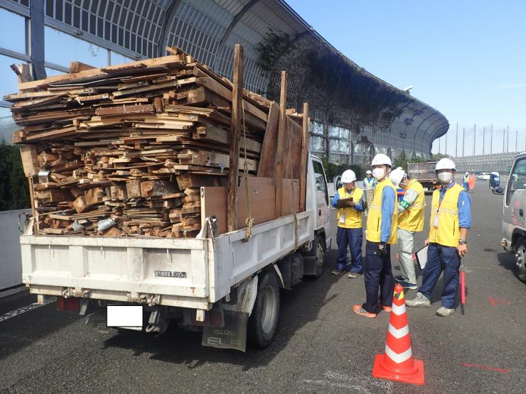 積荷の廃棄物の様子