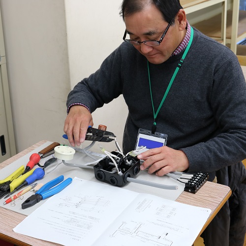 県立高等技術専門校でビル管理の実習を受講している様子の写真