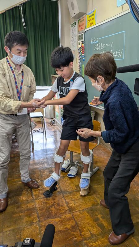 蓮田市立黒浜南小学校の児童が義足体験をする様子の写真