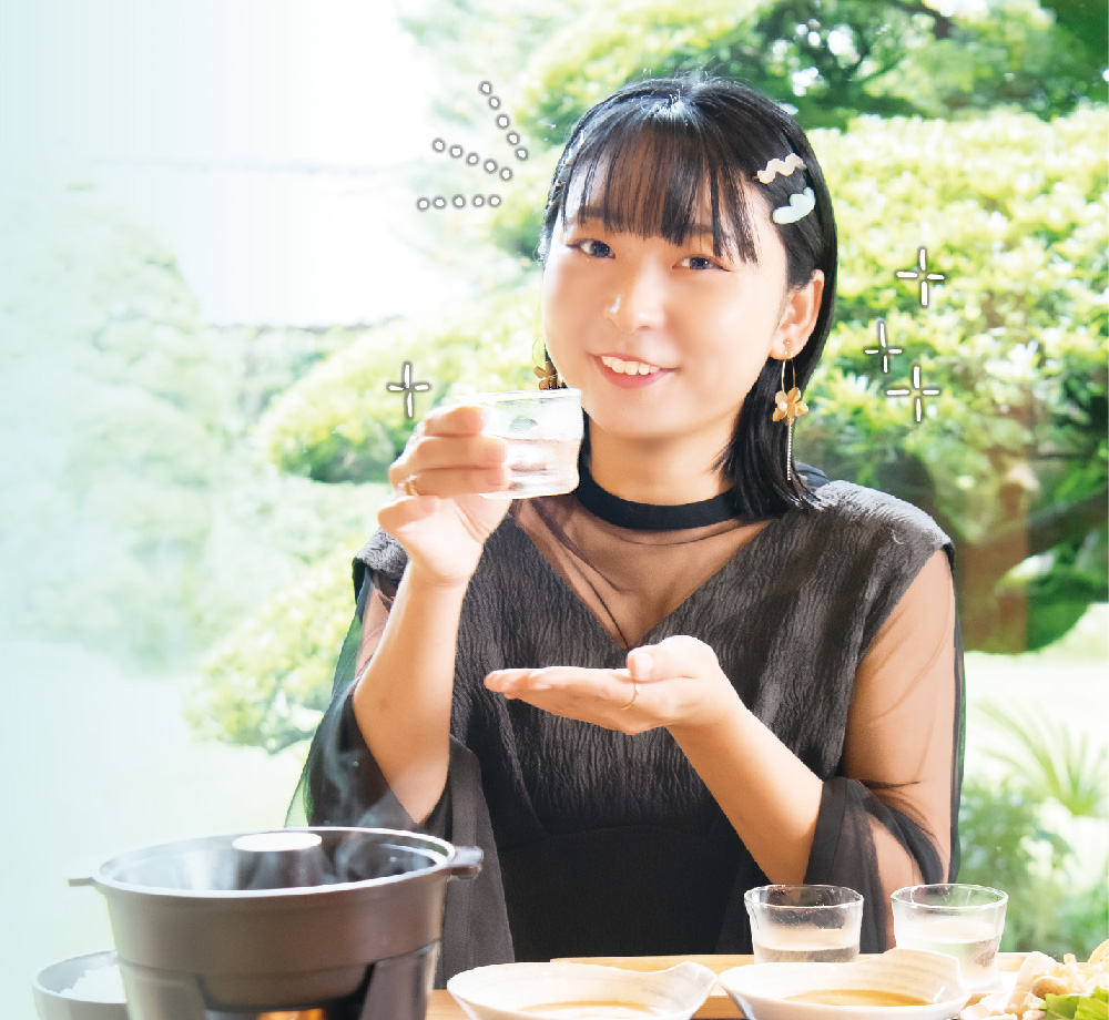 アンゴラ村長さんが日本酒を手に取る写真