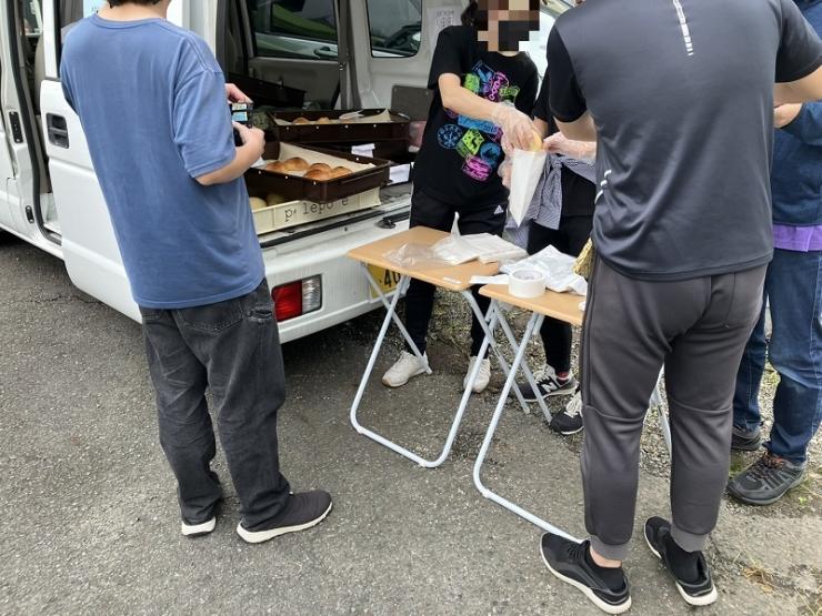 焼きたてパンを買う参加者