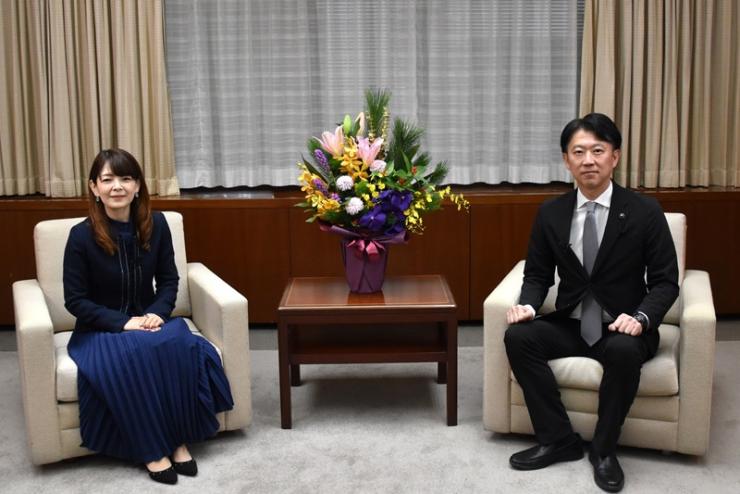 アナウンサーと議長の写真