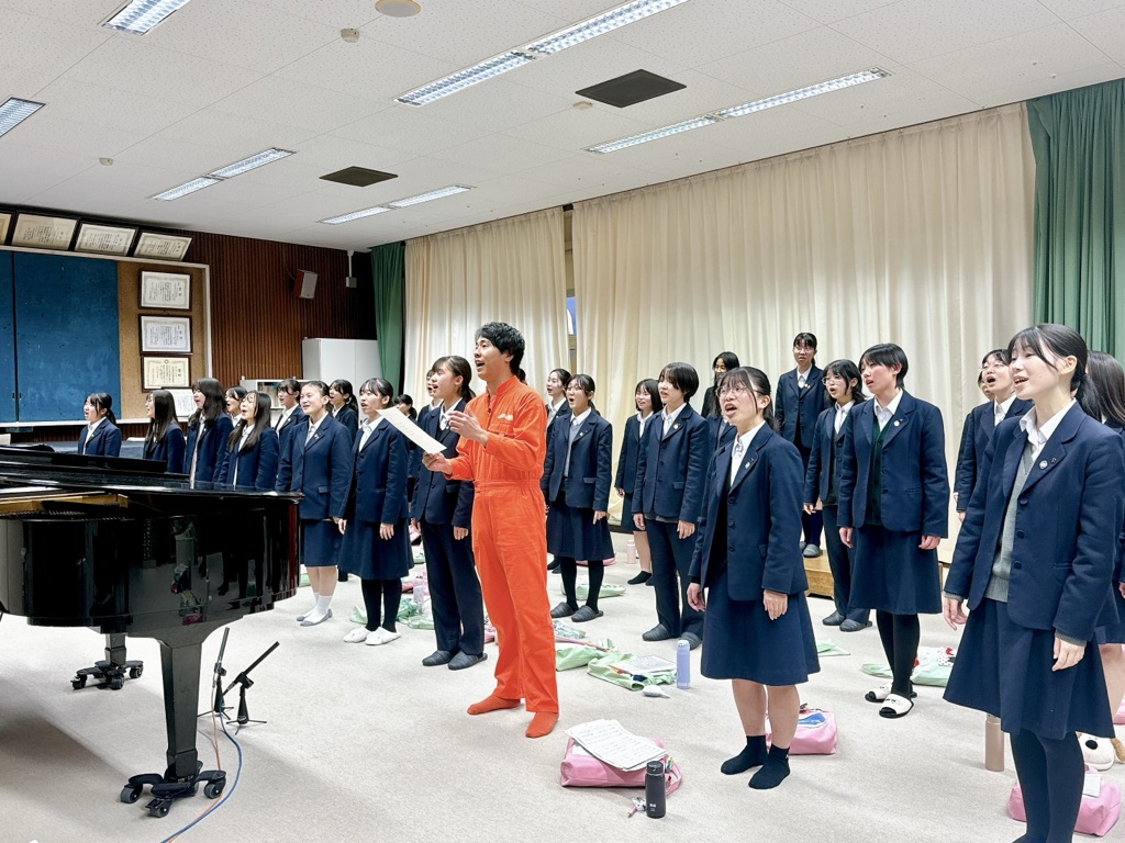 浦和第一女子高校音楽部の皆さんと合唱するカナイリポーターの写真