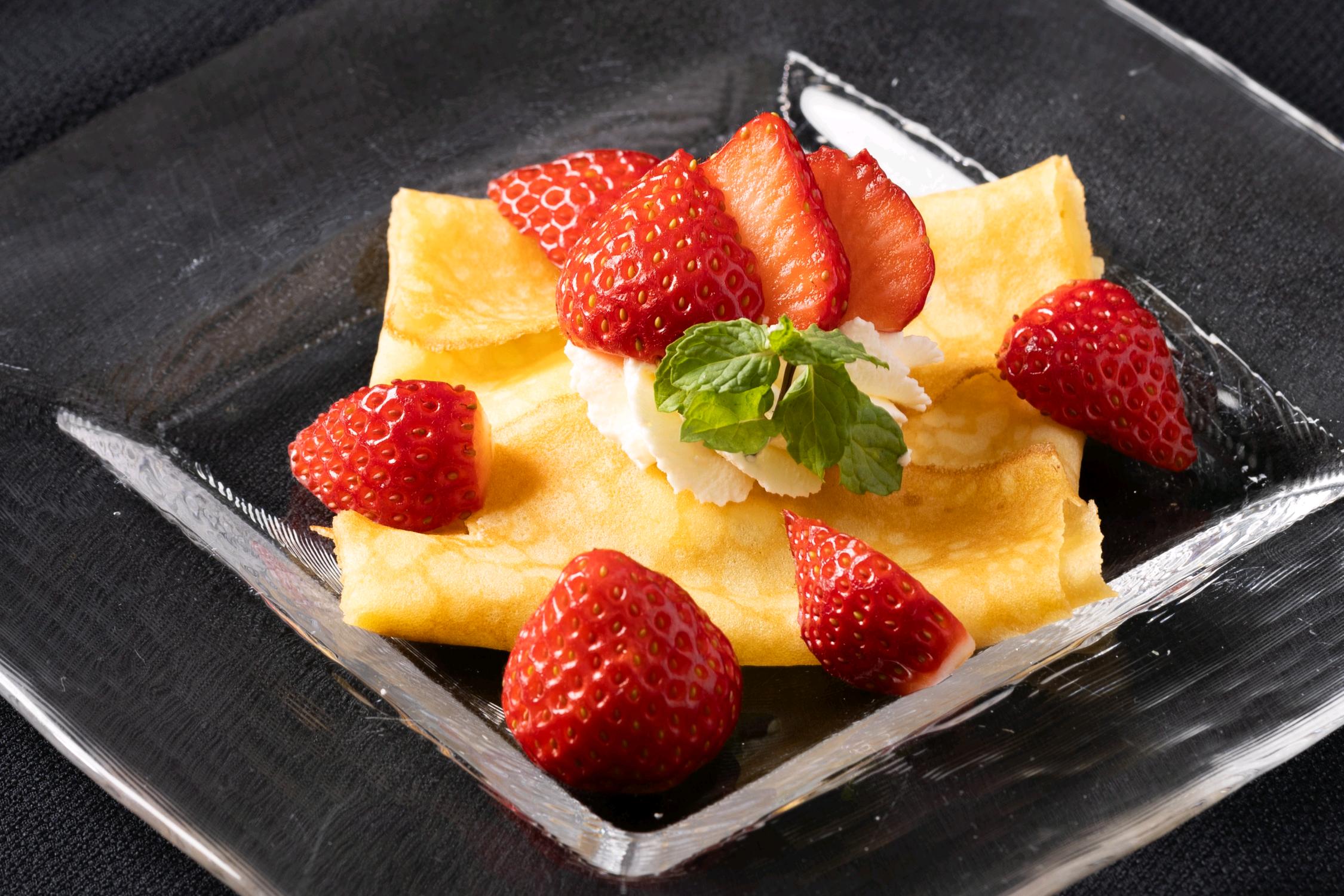 県育成品種のいちご「あまりん」を使ったクレープの写真