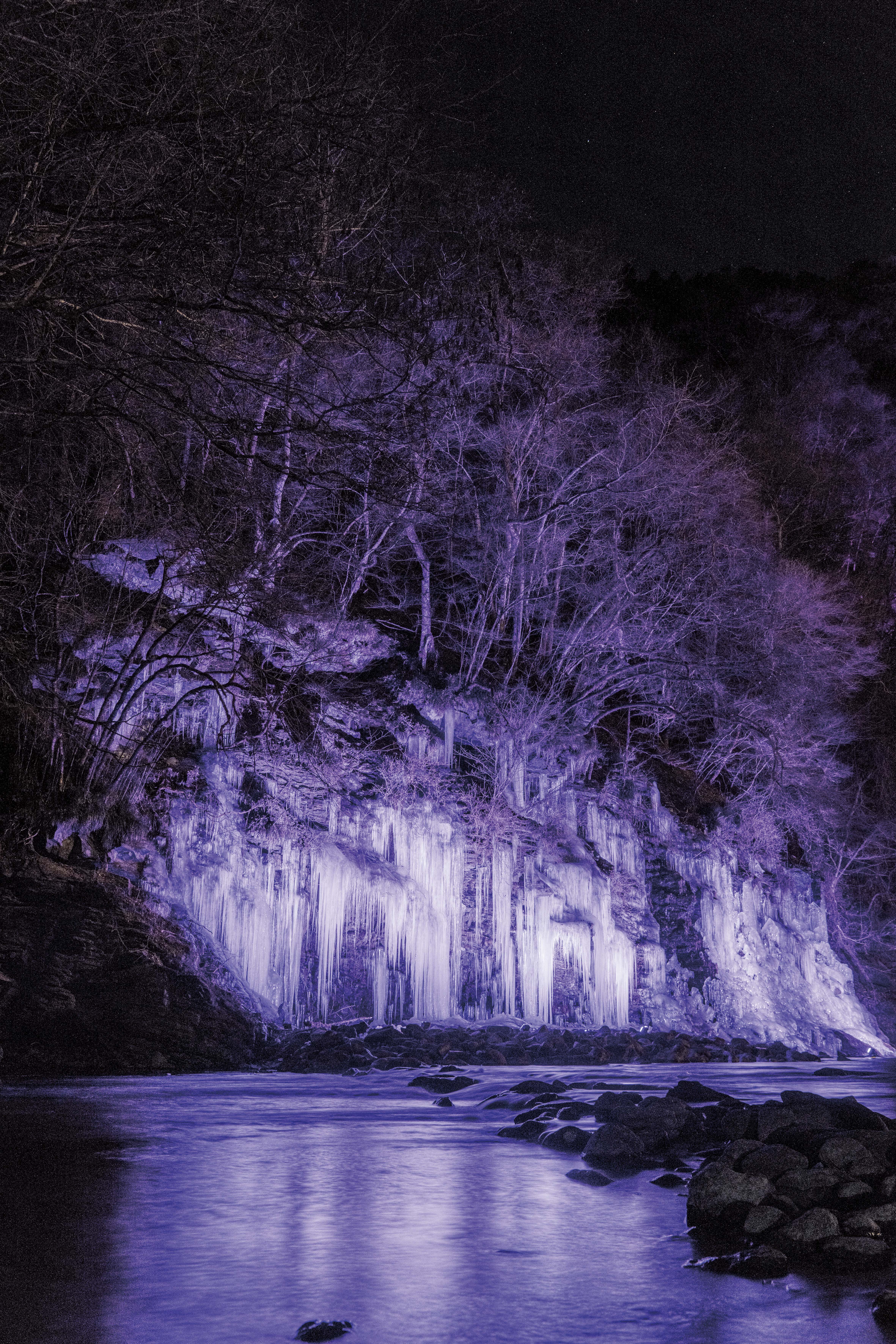 ライトアップされた三十槌の氷柱の写真